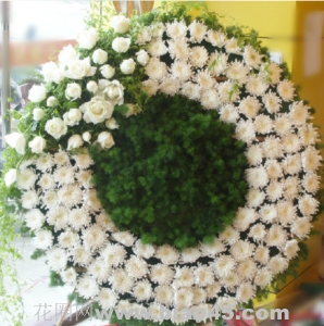 送别-白菊、白玫瑰(白玫瑰可能替换成白菊或百合)，绿材搭配，精致插花规格：高约为1.5米左右<葬礼花圈>