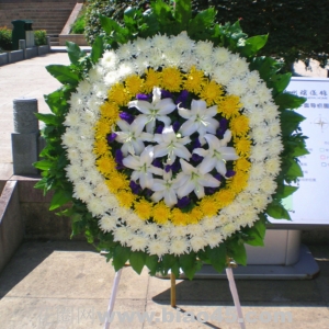 思念永不断-菊花，百合，绿叶组成花圈，按图订制，规格：高约为1.5米<葬礼花圈>
